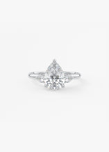 Royale Three Stone | Pears