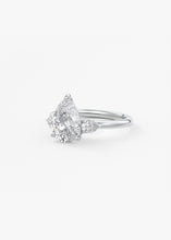 Royale Three Stone | Pears