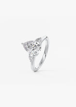 Royale Three Stone | Pears