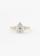 Royale Three Stone | Pears