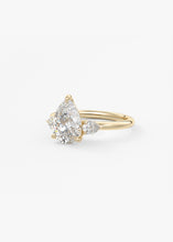 Royale Three Stone | Pears
