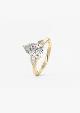 Royale Three Stone | Pears