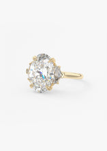 The Marguerite | Oval & Epaulettes